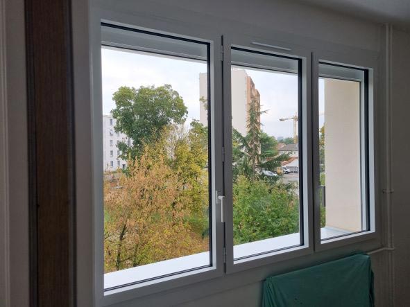 Fenêtres fenetre-aluminium-3-vantaux-coloris-blanc-38-Pont-de-Cheruy
